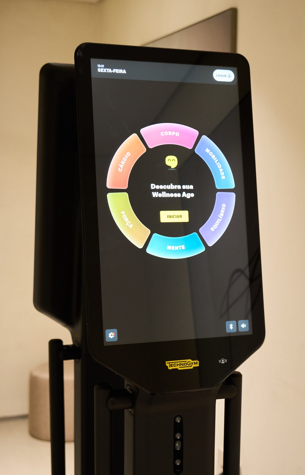 Totem Technogym com a tela “Descubra sua Wellness Age”